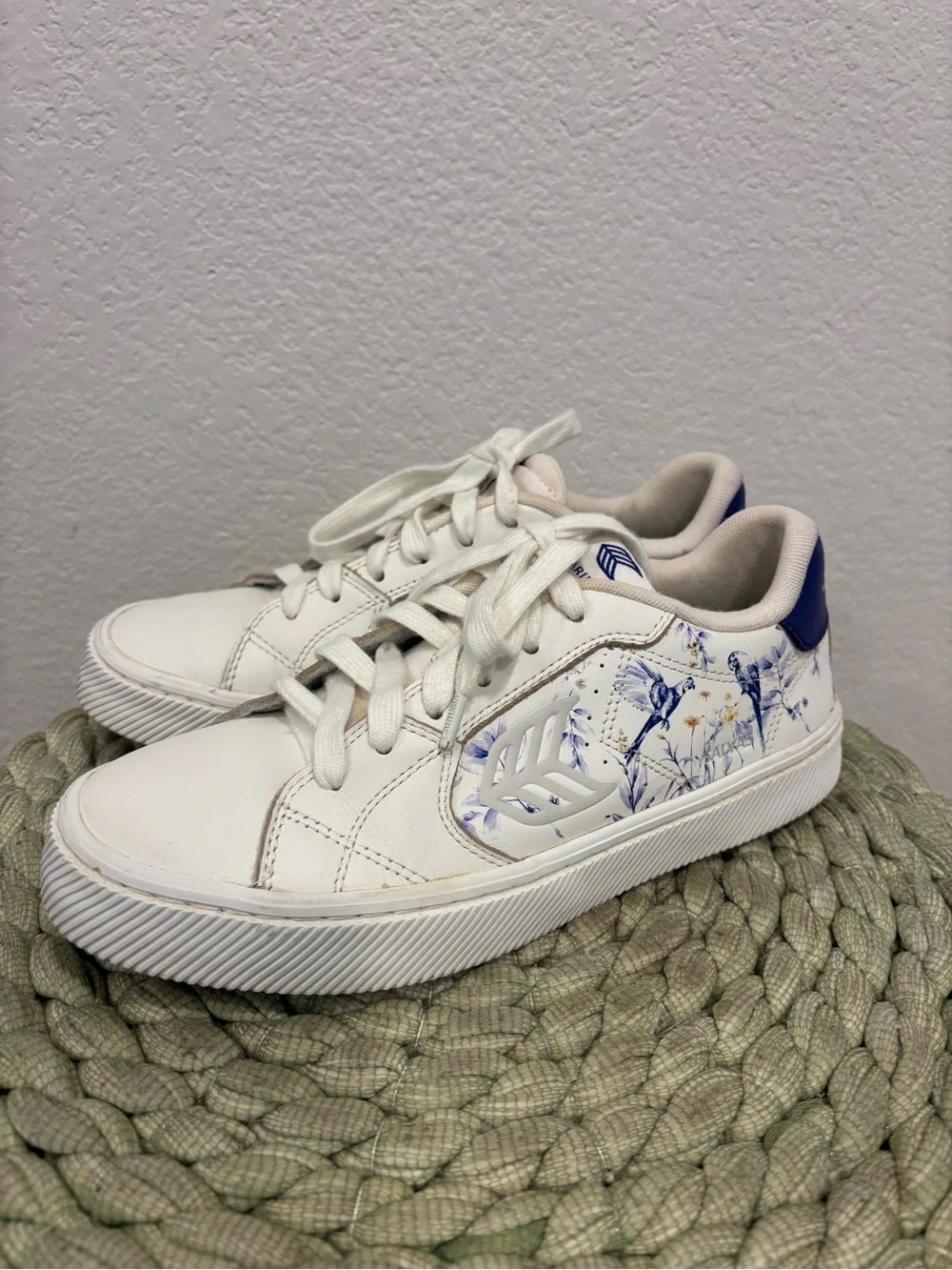 Cariuma Salvas White Leather with Blue Parrot Floral Accent Sneakers Size 9